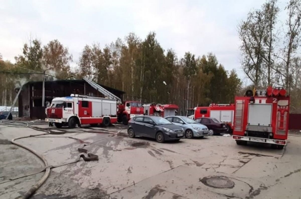    Спасатели тушат пожар в банном комплексе в Екатеринбурге