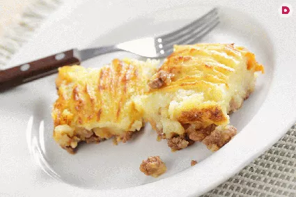 Картофель и мясо – классическое сочетание продуктов, привычное для нас. С появлением мультиварки оно приобрело новый вкус, несмотря на старое название блюда – запеканка с фаршем. Приготовленная с помощью этого чуда техники, она всегда получается равномерно пропеченной, а потому особенно нежной и сочной!