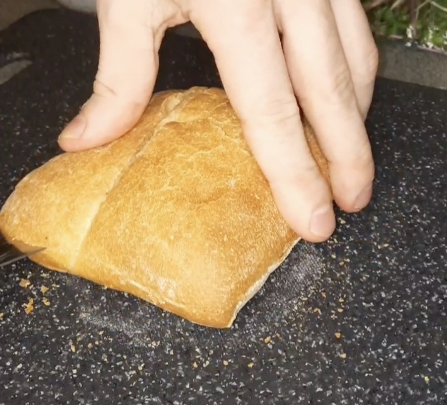 Подготовим булочки и добавим соус