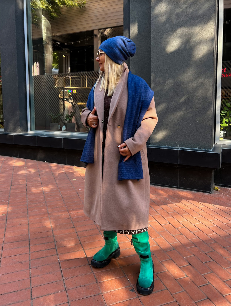 Яркие аксессуары способны решить дело в пользу нескучного и стильного с самой базовой верхней одеждой.