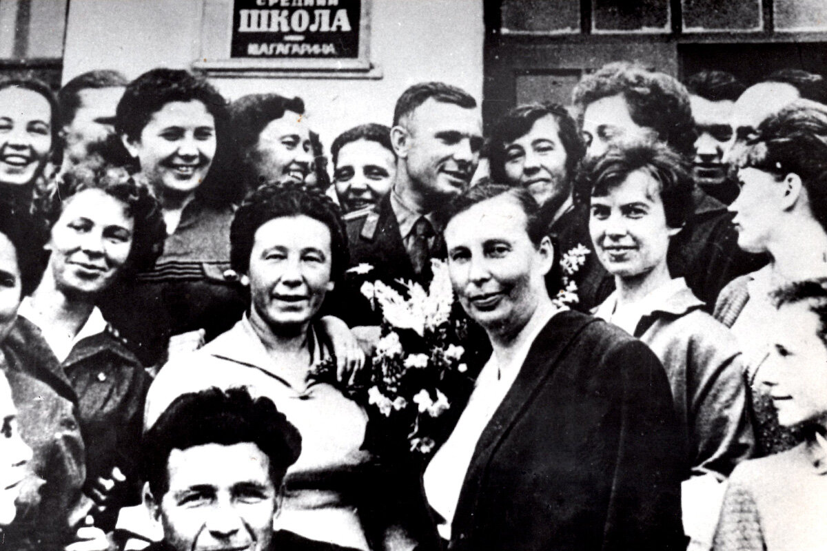 первая учительница гагарина