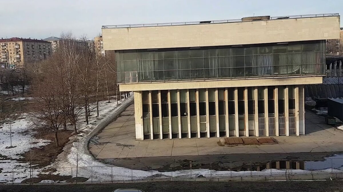 Вид с зади