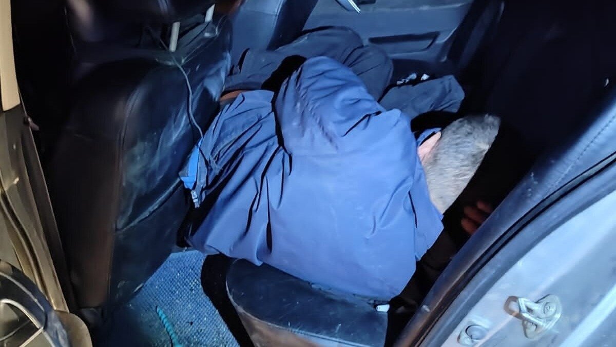     Когда полицейские решили задержать мужчину, он притворился, словно не угонял машину, а спал на заднем сидении.