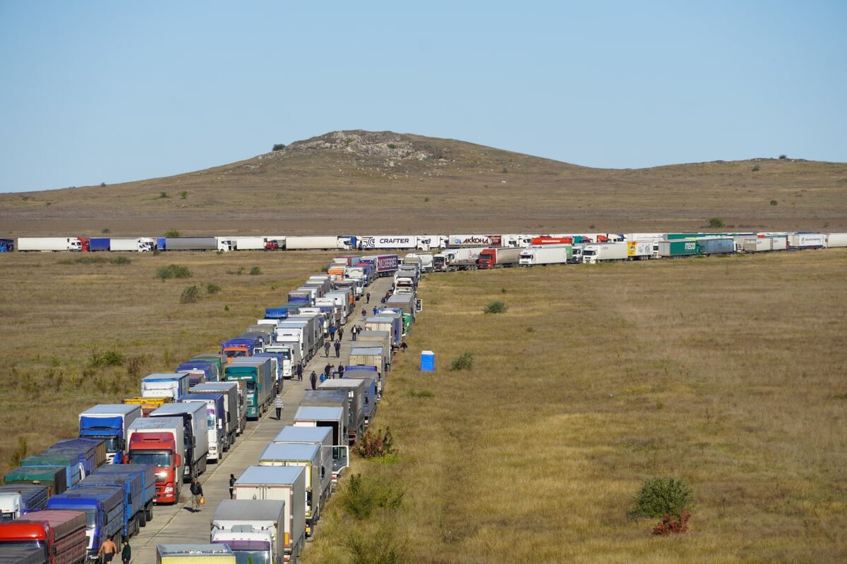 Краснодарский край паром. Очередь из грузовиков. Очередь на Керченской переправе. Грузовик Крым. Паромная переправа Керчь очередь.