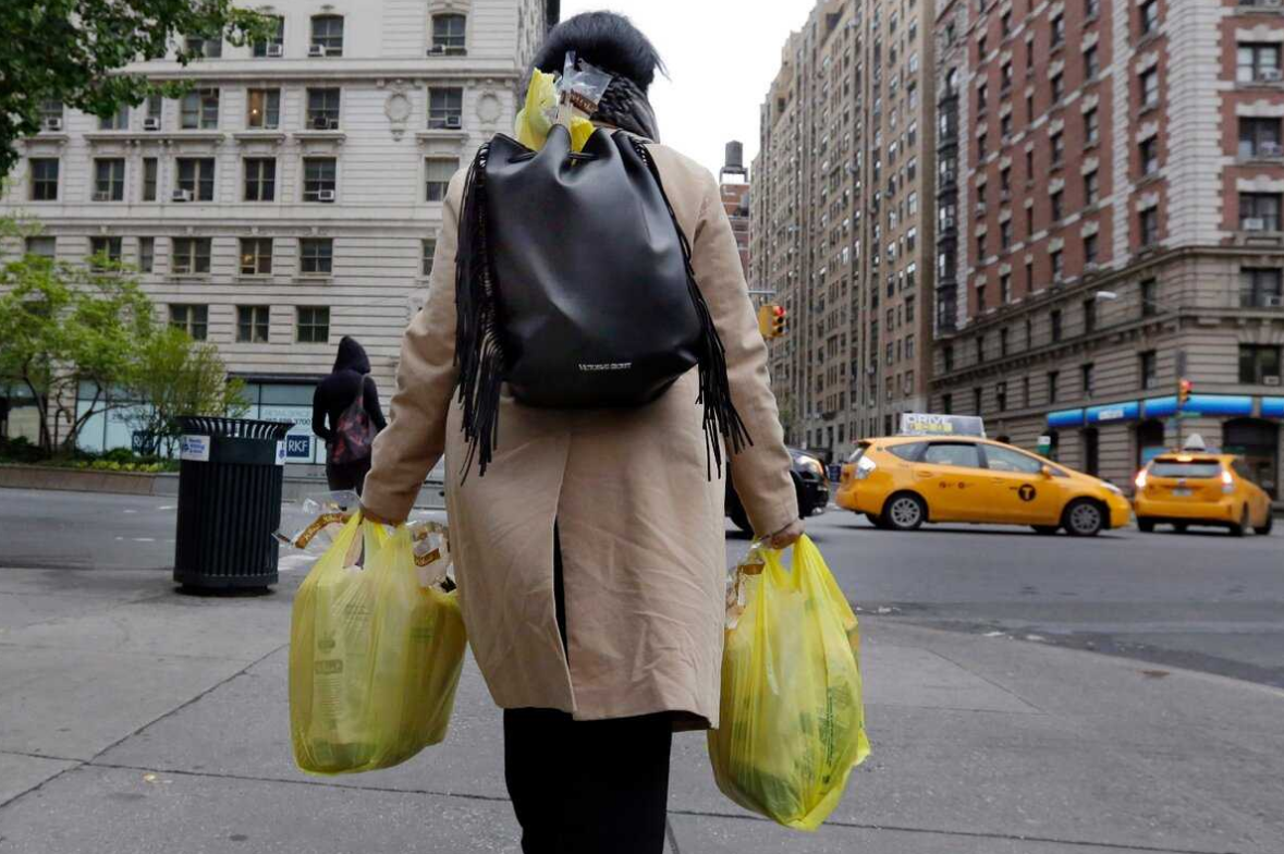 Тяжелые сумки с продуктами. Баба с сумками. Женщина с сумкой. Женщина с сумками продуктов.