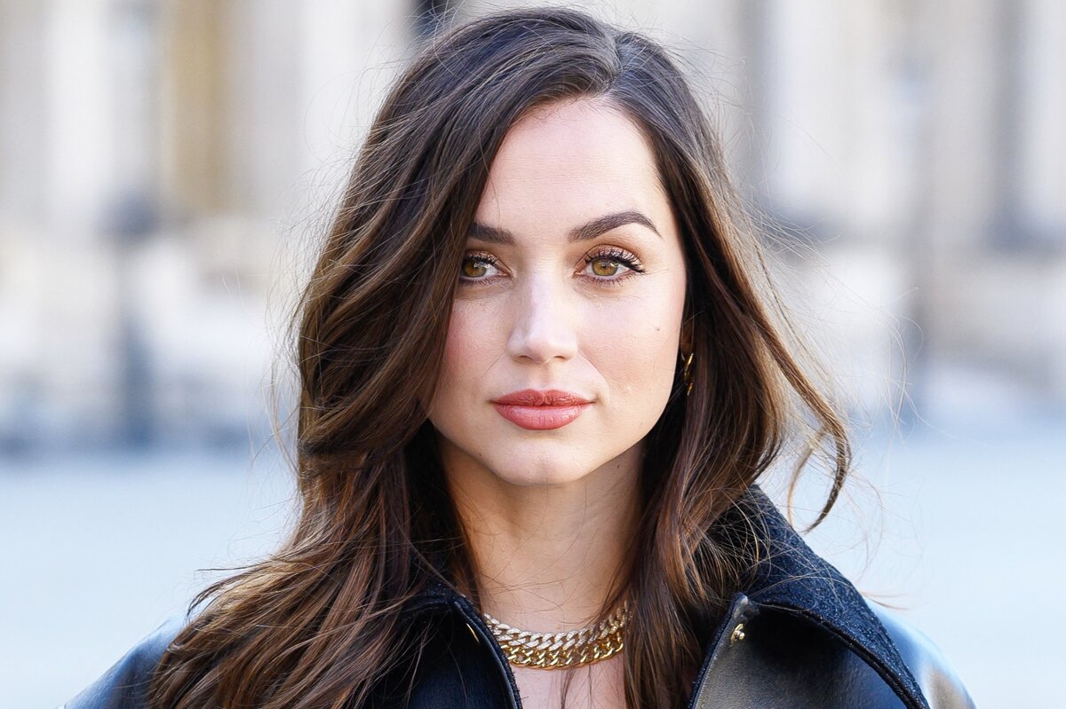     «Сексуальность, как у Мэрилин Монро!»: Ана де Армас в Венеции очаровала фанатов