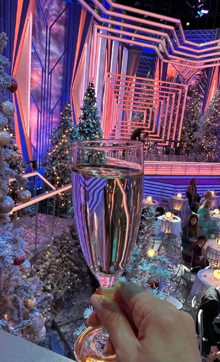     Декорации и бутафорское шампанское для массовки — на съемках новогоднего огонька в этом году. Массовку бесплатно угощают чаем, а вот шампанское не наливают  соцсети