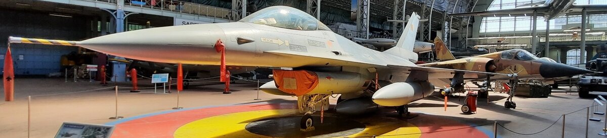 F16А , позади которого скромно стоит Mirage F1C: эта техника может быть передана ВВС Украины, если дедушка Байден даст новые самолеты на замену