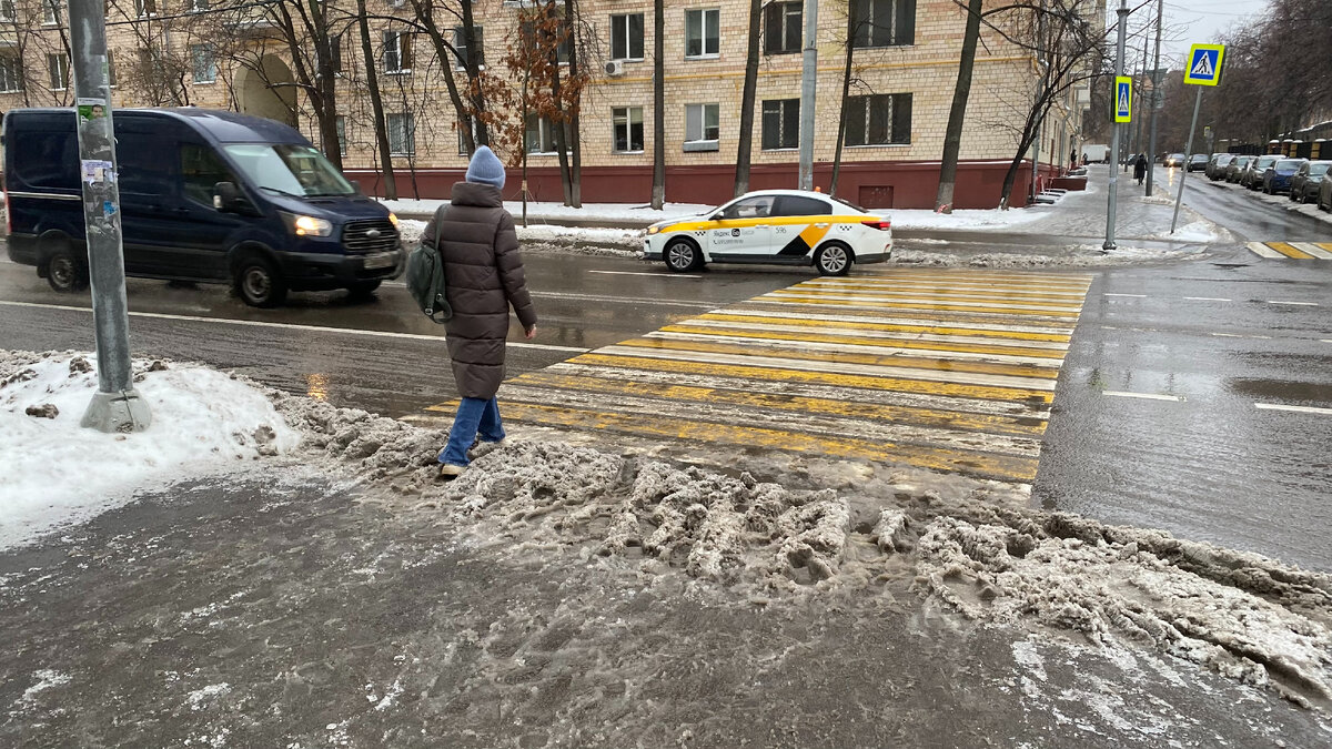 Такая картина у всех пешеходных переходов. Фото автора.