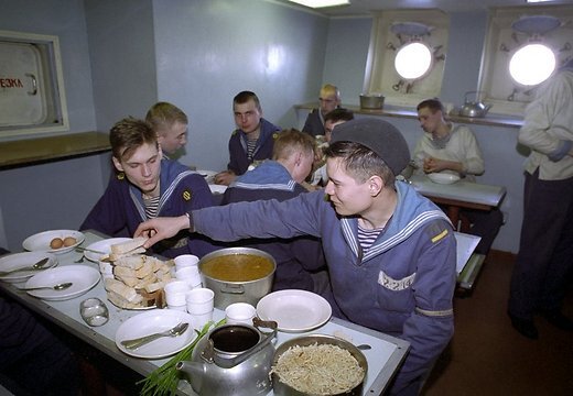 Столовая на атомной подводной лодке. Столовая на корабле. Столовая на корабле для детей. Камбуз вмф. Кок на камбузе.