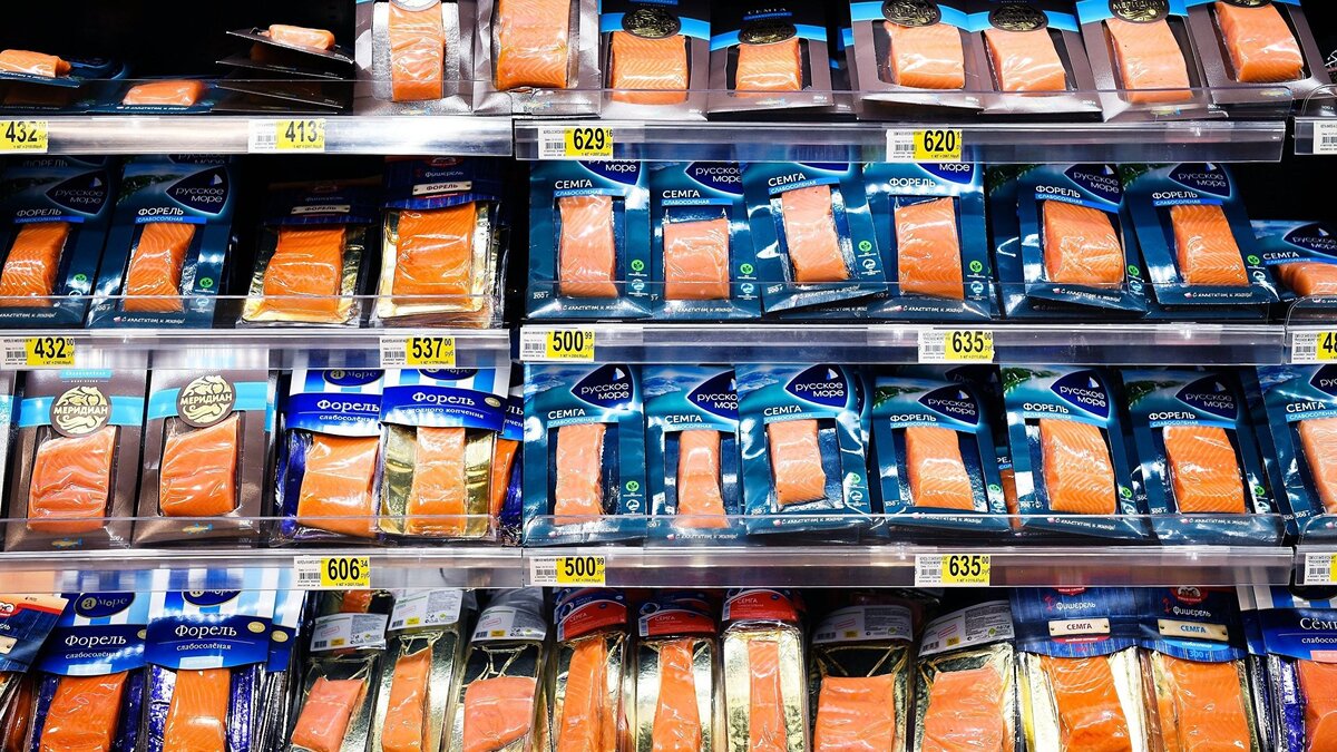    Полки с красной рыбой в гипермаркете "АШАН"© РИА Новости . Владимир Астапкович