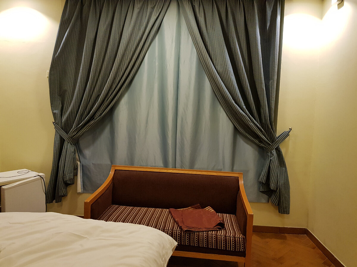 Потрепанный отель в Даммаме - не впечатляет? Меня тоже!