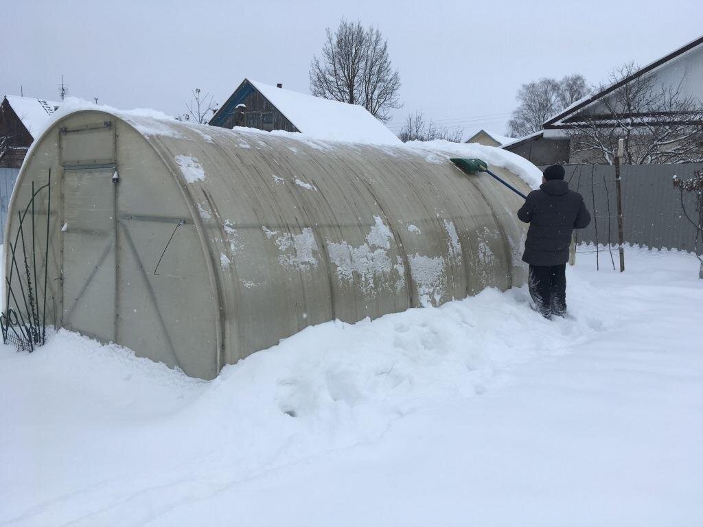 Поликарбонат выдерживает снег. Теплица сломалась от снега. Поломанная теплица. Летом теплица зимой гараж. Снег на поликарбонате.