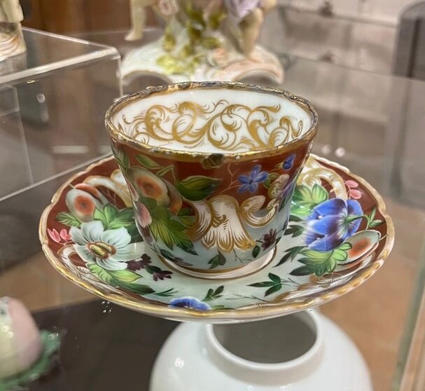 Товарищ мой зашёл в музей, сфотографировал чайную пару и отправил мне в "личку" в ВК. Заинтересовался фирмой. Я ему пообещал статью конкретно об этой фирме. Выполняю обещание. Листайте галерею вправо.