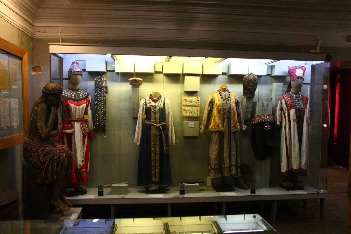На фото, одежда древних девушек из Саратовского края. 