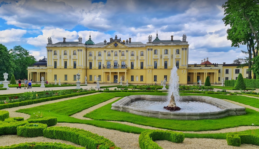 Дворец Браницких расположена в польском воеводстве Подлясьен на востоке Польши, в  городе Белосток.  Польский дворянин Ян Клеменс Браницкий построил дворец в 18 веке.