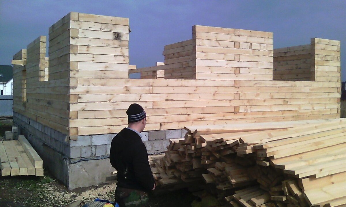 Братишка стоит считает сколько половой доски у нас осталось)))