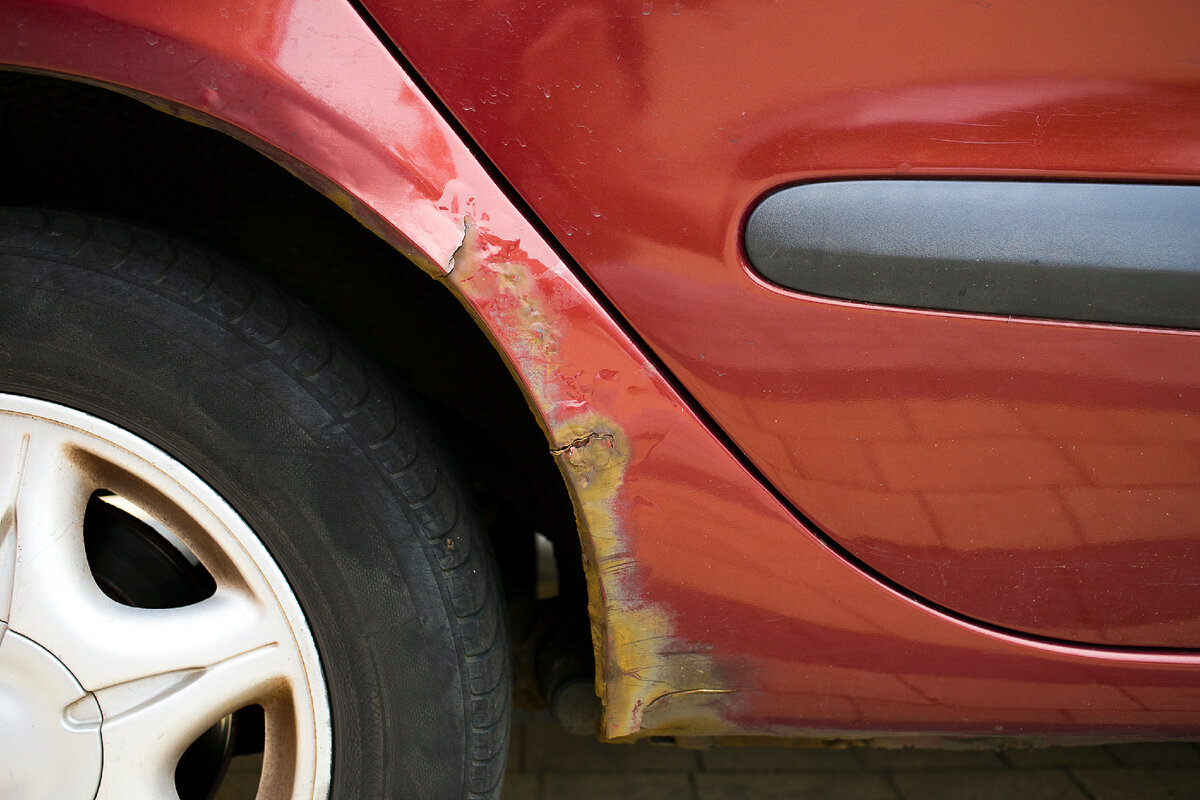 Даже при самом аккуратном использовании кузов машины может покрыться некрасивыми рыжими пятнами, опасными для металла.-2