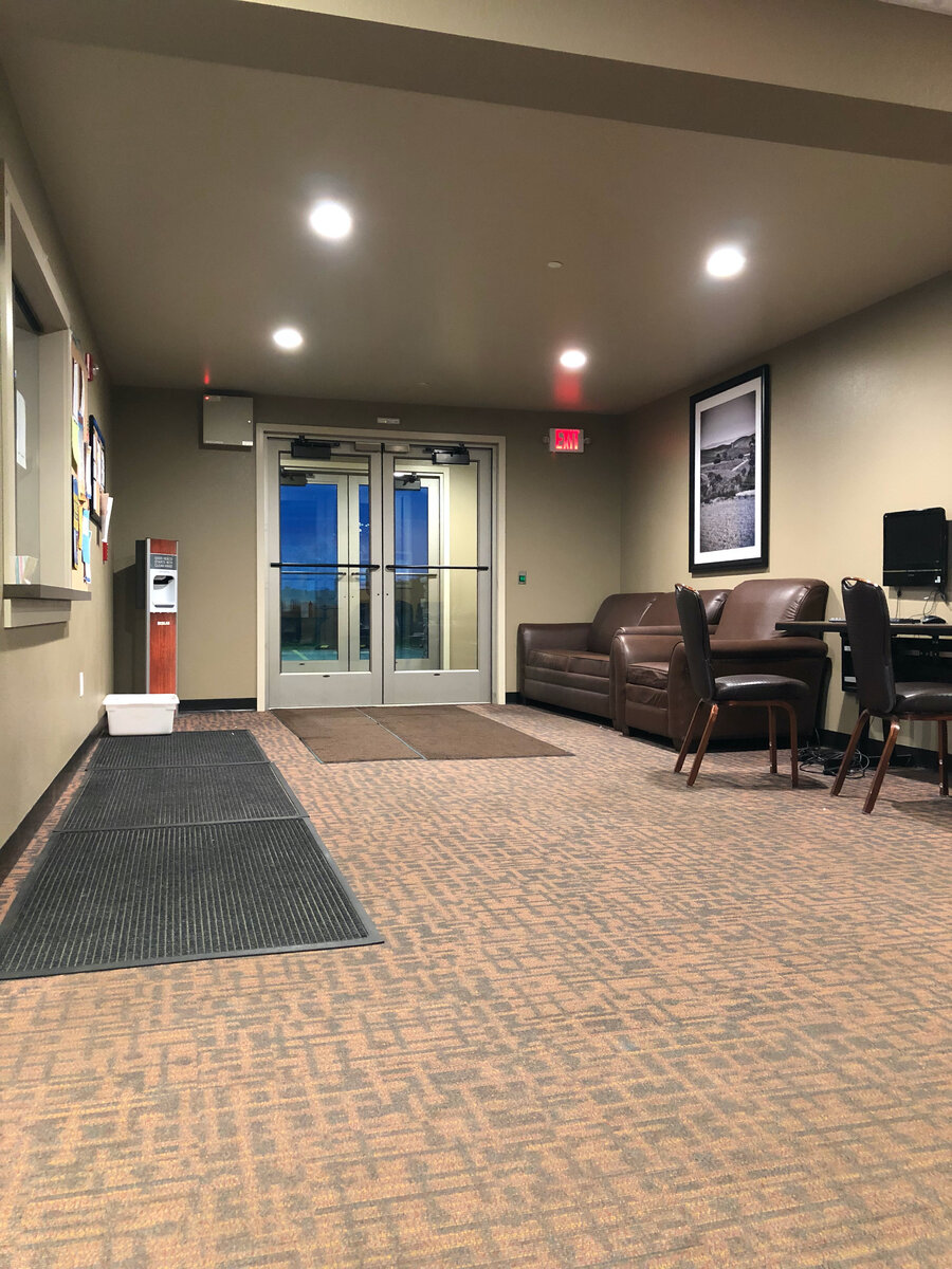 Вход в общежитие. Зайти можно было только по карточкам. 