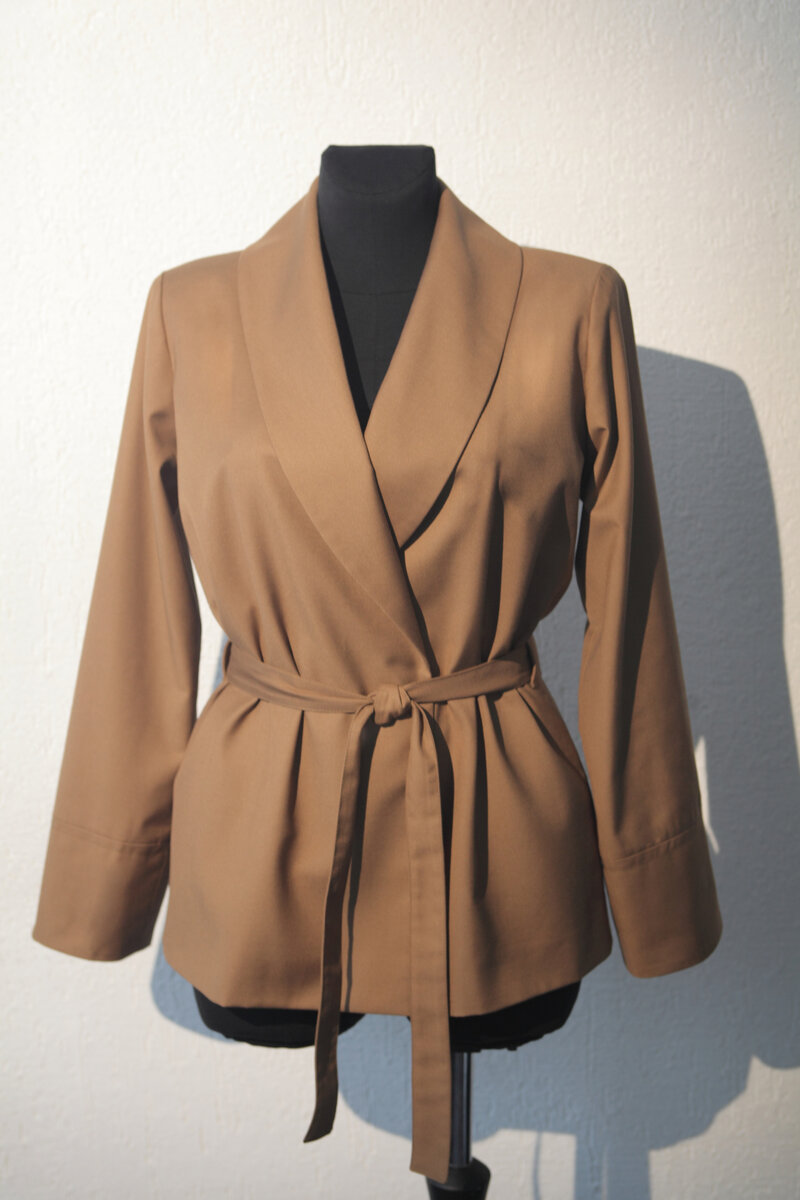 Данный жакет сшит на заказ по запросу клиента. Цвет так же выбран ею дистанционно с помощью фото и видео. Изначально на выбор было представлено 5 натуральных оттенков от серого до шоколадно-коричневого. Выбор был остановлен на оливковом. Стоимость ткани+работы = 15000р.