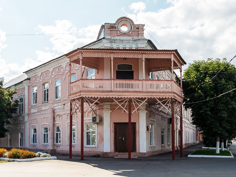 Здание принадлежащее. Купеческий дом Хвалынск. Дом купца Михайлова в Хвалынске. Хвалынск особняк купца Самойлова. Архитектура Хвалынска.