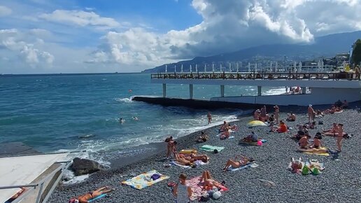 Ялта, 6 июля 2021 г. Море всё еще грязное и купаться не рекомендуется.