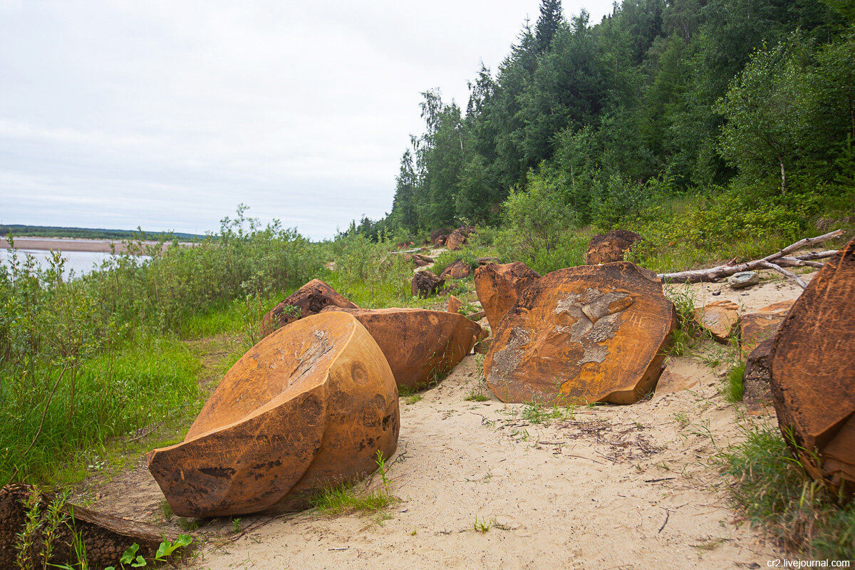 Огромные валуны у деревни Малое Галово. Ижемский район, Республика Коми. Фото автора статьи 