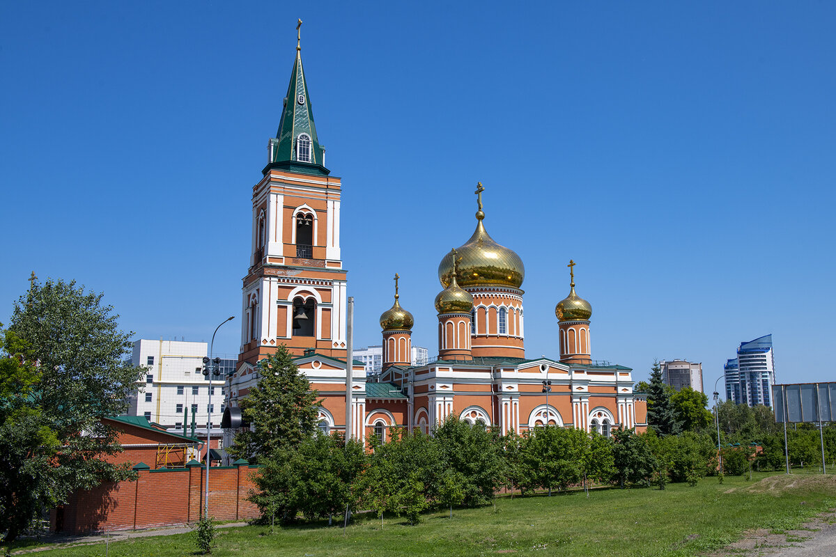 Золотые купола храма видно издалека!