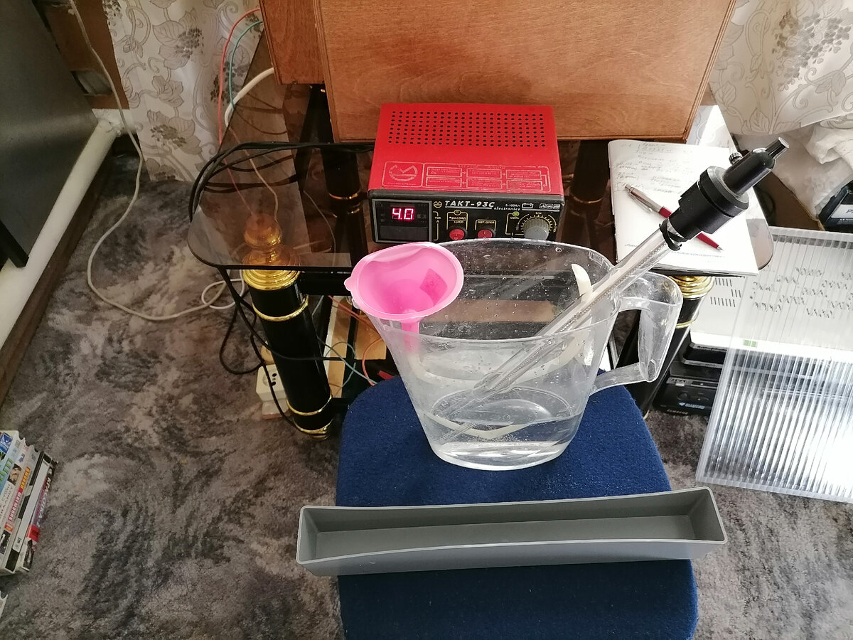 Лучше наливать воронкой с трубкой.  Поставив ванночку в инкубатор. Иначе можно пролить воду на блок управления.