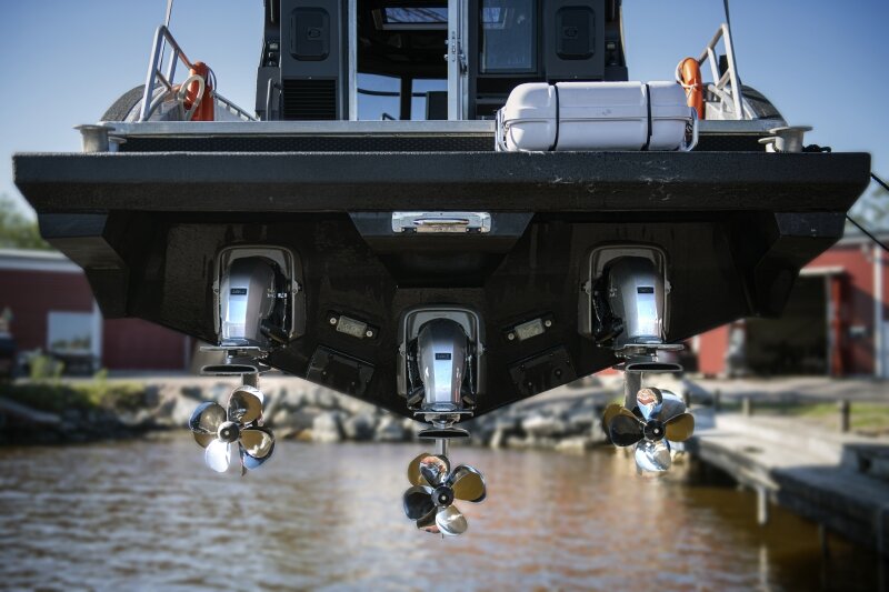 Тройная установка колонок Volvo Penta DPI на катер