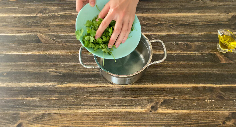 Или можно воду заранее вскипятить и кинуть уже в кипящую воду