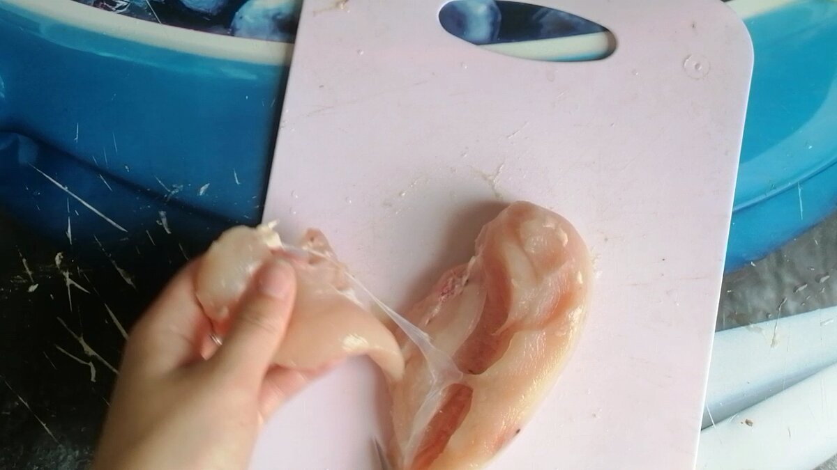 Филе курицы посолить и обжарить на сковороде с растительным масломиле курицы посолить и обжарить на сковороде с растительным маслом