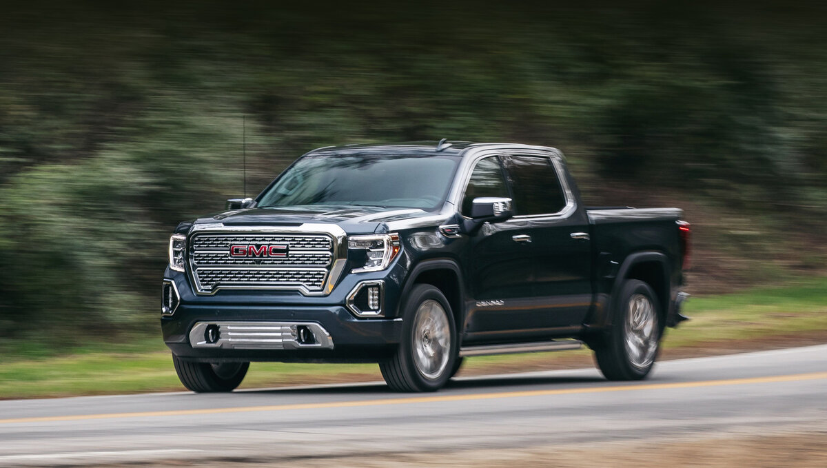 GMC Sierra 1500 располагает шестью моторами на выбор (от 2.7 до 6.2, от 289 до 426 сил), а версии 2500 HD/3500 HD используют бензиновые и дизельные «восьмёрки» 6.6 на 406 и 451 «лошадку».