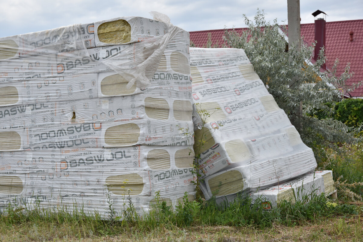 Базальтовые плиты для отделки фасада. Фото автора