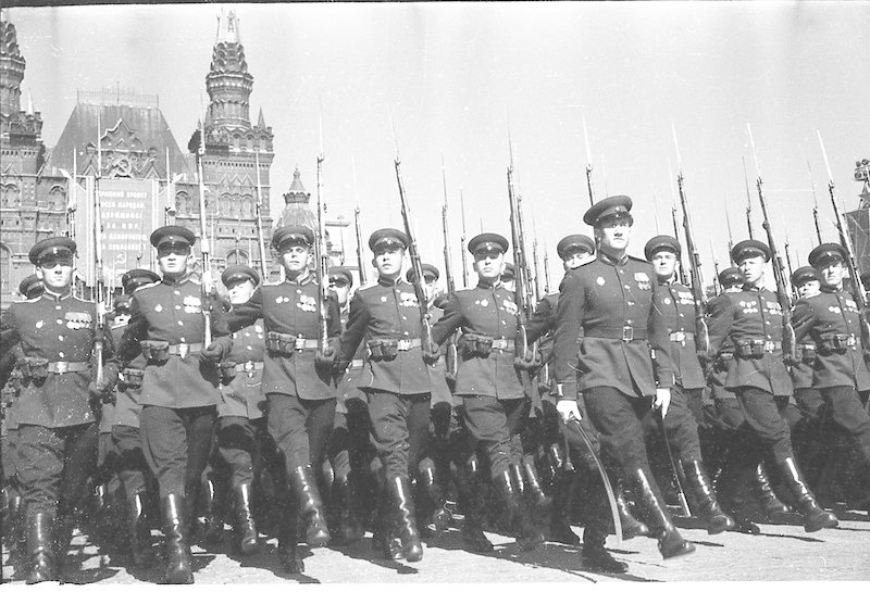 Парад в москве в мае 1941. Парад на красной площади 1 мая 1941 года. Нацисты в параде Москве 1 мая 1941. Нацисты на красной площади 1 мая 1941. Немцы на красной площади 1 мая 1941 года.