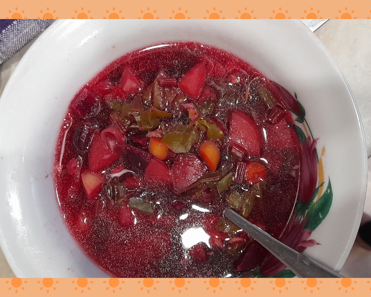 Даже без капусты вкусно! После того, как положила в кастрюлю порезанную свеклу и ботву, добавила столовую ложку 9% уксуса, цвет получился насыщенный.