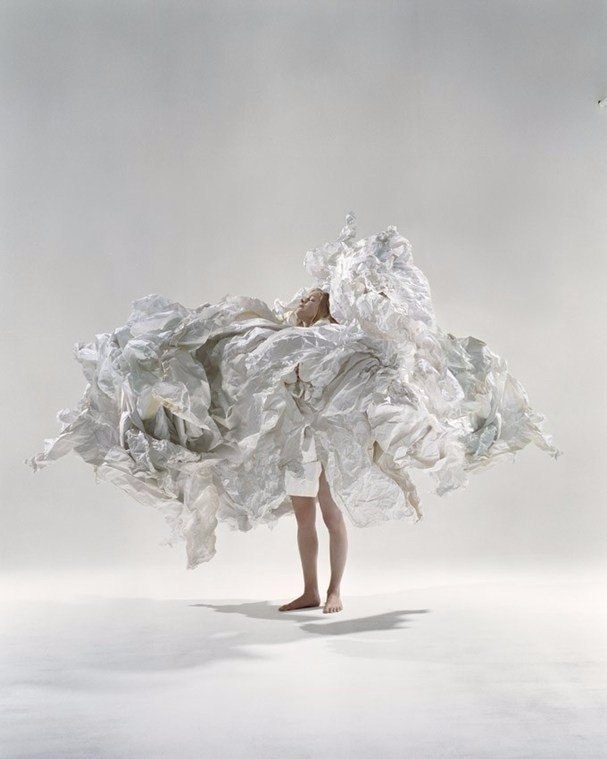 Поучительная история одной очень занятой мамы 
Когда живешь сумасшедшей жизнью, каждая минута на счету. Постоянно чувствуешь, что должен свериться со списком, уставиться в экран, и куда-то бежать. И как бы вы не пытались распределить свое время и внимание, и сколько бы разных задач не пыталась решить — у вас все равно не хватает времени, чтобы все успеть.

Такой была моя жизнь в течение двух безумных лет. Мои мысли и поступки контролировали электронные уведомления, ринг-тоны, и заполненное до отказа расписание. И хотя всеми фибрами души я хотела найти время для всех дел в моем перегруженном плане, у меня это никак не получалось.

А шесть лет назад на меня снизошло благословение в лице спокойного, беззаботного, остановись-и-понюхай-розу ребенка.

Когда мне нужно было уходить, она начинала искать блестящую корону в моей сумке.

Когда мне нужно было быть где-то пять минут назад, она требовала пристегнуть ее игрушечное животное к сиденью автомобиля.

Когда мне нужно было быстро перекусить в Subway, она вдруг останавливалась говорить с пожилой женщиной, похожей на ее бабушку.

Когда у меня было тридцать минут, чтобы добежать куда-то, она просила меня остановить коляску, чтобы приласкать каждую собаку, мимо которой мы проходили.

Когда мой день был полностью расписан, начиная с 6 утра, она просила меня разбить яйца и очень медленно и осторожно начинала размешивать их в миске.

Этот беззаботный ребенок был для вечно спешащей меня настоящим подарком. Но тогда я этого не понимала. Когда ты живешь сумасшедшей жизнью, твое видение мира становится узконаправленным — ты видишь только то, что идет следующим на повестке дня. И все, чему нельзя было поставить галочку в расписании, было пустой тратой времени.

Всякий раз, когда мой ребенок заставлял меня отойти от расписания, у меня была отговорка: «У нас нет на это времени». Следовательно, два слова, которые я наиболее часто говорила моей маленькой любительнице жизни были: «Давай, скорее».

Я начинала свои предложения с них. 
Давай скорее, мы опаздываем.

И заканчивала предложения ими. 
Мы все пропустим, если ты не поторопишься.

Я начинала свой день с них. 
Поторапливайся и ешь свой завтрак. Поторапливайся и одевайся.

Я заканчивала свой день ими. 
Поскорее почисть зубы. Поскорее ложись в постель.

И хотя слова «поскорее» и «поторапливайся», мало или совсем никак не влияли на скорость моего ребенка, я все равно их говорила. Даже чаще, чем слова «я люблю тебя».

Правда глаза колет, но правда лечит... и помогает мне стать такой мамой, какой я хочу быть.

Но однажды все изменилось. Мы забрали мою старшую дочь из детского сада, приехали домой и выходили из машины. Это происходило не так быстро, как хотелось бы моей старшей, и она сказала своей маленькой сестре: «Какая же ты медлительная!». И, когда она скрестила руки на груди и с досадой вздохнула, я увидела в ней себя — и это было душераздирающее зрелище.

Я постоянно давила, подталкивала и торопила маленького ребенка, который просто хотел наслаждаться жизнью.

У меня открылись глаза. И я вдруг ясно увидела, какой вред мое торопливое существование наносит обоим мои детям.

Мой голос дрожал, я посмотрела в глаза своей малышке и сказала: «Мне так жаль, что я заставляла тебя все время торопиться. Мне нравится, что ты никуда не спешишь, и я хочу быть такой же как ты».

Обе дочери удивленно посмотрели на меня, и лицо младшей засияло одобрением и пониманием.

«Я обещаю быть более терпеливой», — сказала я и обняла свою кудрявую малышку, которая сияла от неожиданного обещания своей мамы.

Убрать из моего лексикона слово «поторопись» было довольно легко. Гораздо труднее было набраться терпения, чтобы ждать моего неторопливого ребенка. Чтобы помочь нам обеим, я начала давать ей немного больше времени на сборы, когда нам приходилось куда-то ехать. Но иногда, несмотря на это, мы все равно опаздывали. Тогда, я уговорила себя, что буду опаздывать, только эти несколько лет, пока она еще мала.

Когда мы с дочерью гуляли или ходили в магазин, я позволяла ей задавать темп. И когда она останавливалась, чтобы полюбоваться чем-то, я прогоняла мысли о моих планах из головы и просто наблюдала за ней. Я замечала выражения ее лица, каких я раньше никогда не видела. Я изучала ямочки на ее руках и то, как ее глаза, прищуривались во время улыбки. Я видела, как другие люди откликаются, когда она останавливается, чтобы поговорить с ними. Я смотрела, как она изучает интересных букашек и красивые цветы. Она была созерцателем, и я поняла, что созерцатели в нашем сумасшедшем мире — это редкие и удивительные подарки. Моя дочь была подарком для моей мятущейся души.

Обещание притормозить я дала почти три года назад. И до сих пор мне приходится прилагать немалые усилия для того, чтобы жить в замедленном темпе, не отвлекаться на ежедневную суету и обращать внимание на то, что действительно важно. К счастью, моя младшая дочь постоянно мне об этом напоминает.

Как-то во время отпуска мы с ней поехали на велосипедах за мороженым. Купив фруктовый лед, моя дочь присела за столик у палатки, восхищенно любуясь ледяной башней, которую держала в руке. Вдруг на ее лице появилось беспокойство: «Я должна спешить, мама?»

Я чуть не заплакала. Возможно, шрамы прошлой торопливой жизни никогда не исчезнут полностью, с грустью подумала я.

И пока мой ребенок смотрел на меня, пытаясь понять, нужно ли ей сейчас торопиться, я поняла, что у меня сейчас есть выбор. Я могла бы сидеть и грустить, думая о том, сколько раз в жизни я подгоняла ее... или я могла бы отпраздновать тот факт, что сегодня я стараюсь делать по-другому.

Я решила жить сегодняшним днем.
«Не нужно спешить. Только не торопись», — сказала я мягко. Ее лицо мгновенно посветлело, и плечики расслабились.

И так мы сидели бок о бок, болтая о том, о чем говорят играющие-на-гавайской-гитаре-6-летние-дети. Были даже моменты, когда мы сидели молча, просто улыбались друг другу, любуясь окрестностями и звуками вокруг нас.

Я думала, что мой ребенок собирался съесть все до последней капли, но когда она добралась почти до конца, она протянула мне ложку полную кристалликов льда и сладкого сока. «Я сохранила последнюю ложку для тебя, мама», — сказала моя дочь с гордостью.

Когда я позволила льдинкам доброты утолить мою жажду, я поняла, что я только что заключила сделку всей жизни.

Я дала моему ребенку немного времени... и взамен, она отдала мне свою последнюю ложку и напомнила, что вкус становится слаще, и любовь приходит чаще, когда перестаешь так нестись по жизни.

И теперь, будь то ...
...поедание фруктового льда;
...собирание цветов;
...пристегивание ремня безопасности;
...разбивание яиц;
...поиск морских ракушек;
...рассматривание божьих коровок;
...или просто прогулка...
Я не буду говорить: «У нас нет на это времени!». Потому что, по существу, это значит: «У нас нет времени на то, чтобы Жить».

Остановиться и насладиться простыми радостями повседневной жизни — это и значит жить по-настоящему.
(Поверьте мне, я узнала это от ведущих мировых экспертов по радости жизни.)

Автор: Rachel Macy Stafford
Перевод: anna-psy