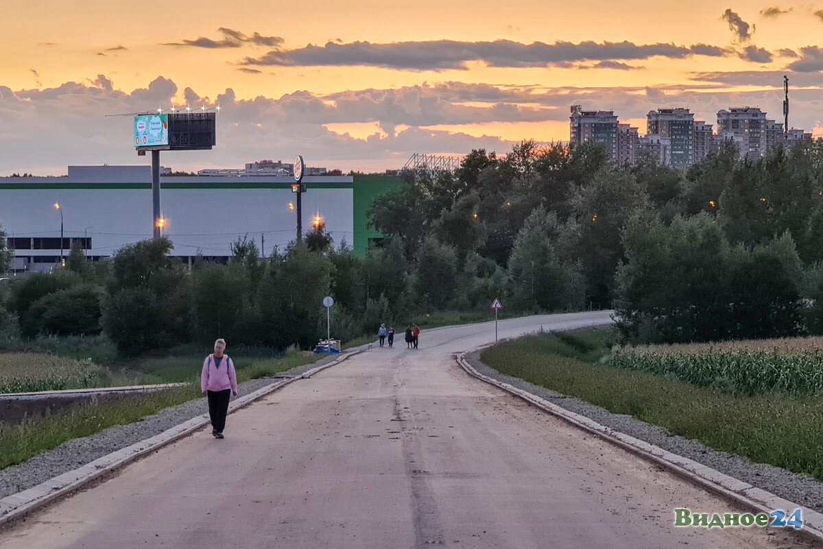 Выезд из ЖК цветы утром.