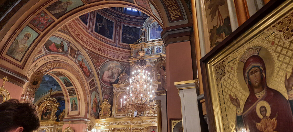 Храм изнутри у Мощей бл. Матроны. На вечернем богослужении