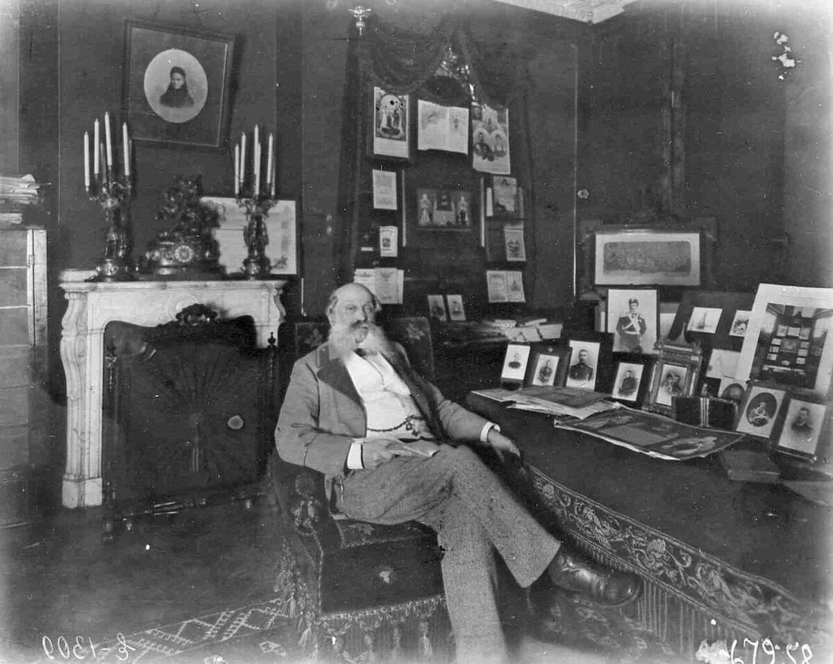 Генерал Е.В. Богданович в своём кабинете