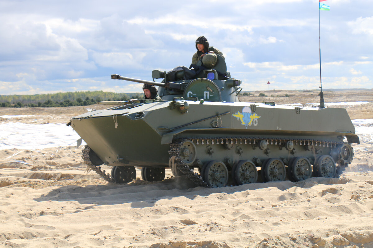 БМД-2 российских ВДВ выдвигается для выполнения боевой задачи