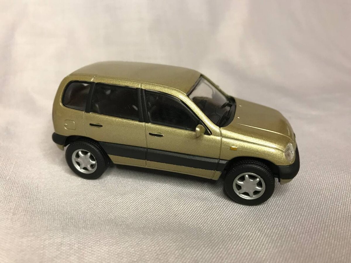 Данная машинка шикарно сохранилась, имеет красивый цвет - золотистый металлик и характеризуется некоторыми признаки, по которым можно определить, что данный экземпляр из первых партий. Об этом мы еще поговорим при детальном обзоре. 