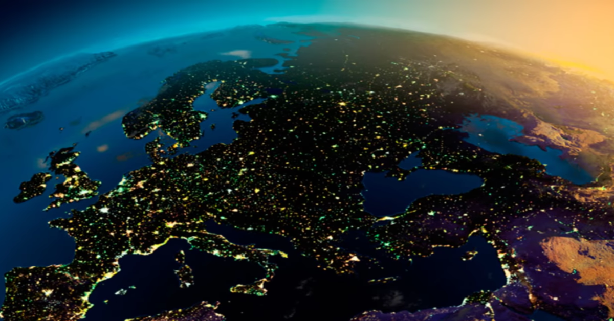 Вся Европа красиво светится в ночное время. Вид из космоса.