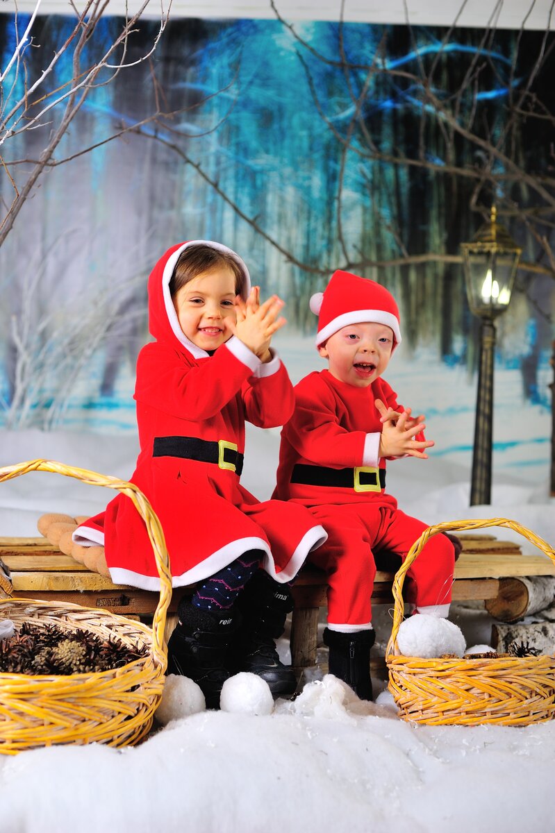 Мои старшие дети (Лилиана и Максимилиан) на утренниках в разные годы >>>