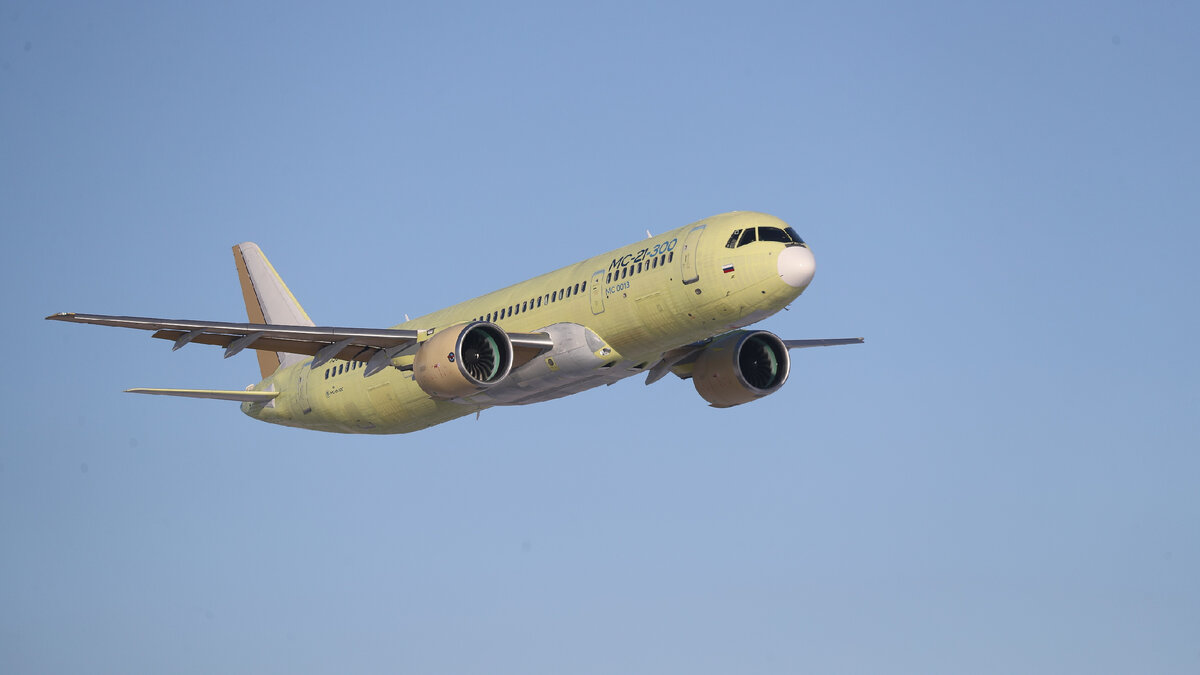 Первый российский серийный самолет МС-21-300 с отечественным композитным крылом во время полета. Взято из Яндекс-картинок 