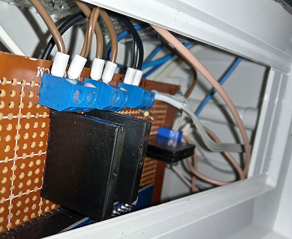 В нижней части снимка виден только край модуля Wemos D1 с контроллером ESP8266. Зато хорошо видны маломощные твердотельные реле на 220 В, которые управляют контакторами, находящимися в нижнем щитке