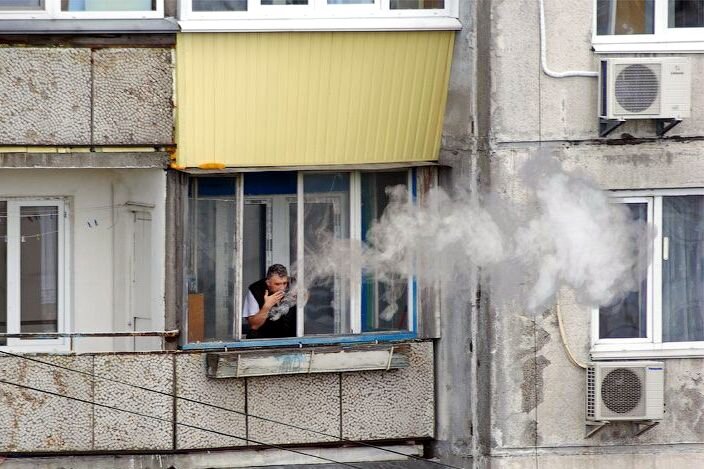 Можно ли курить на балконе своей квартиры по новому закону в многоквартирном доме: ответы на вопросы