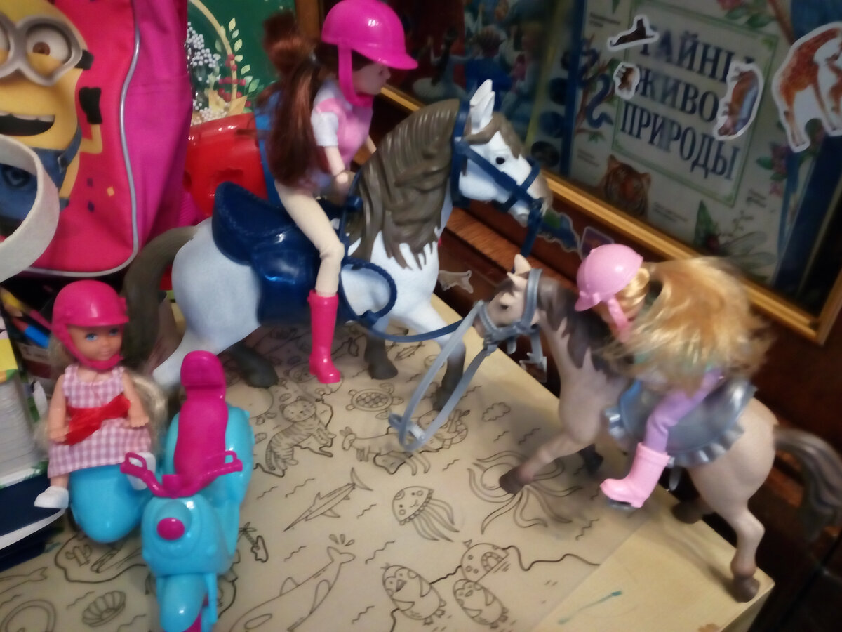 Новые игрушки внуков. Ну хотя бы не машинки. Их слишком много. Лошадки с наездницами -  это уже НОВОЕ дело и новые игры. А вообще, мягких, таких гнущихся фигурок для игр почти нет в продаже. 