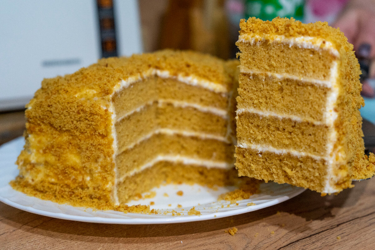 медовик фото. буше медовик. торт медовик классический с заварным кремом. медовик селезнев. медовое пошаговый.