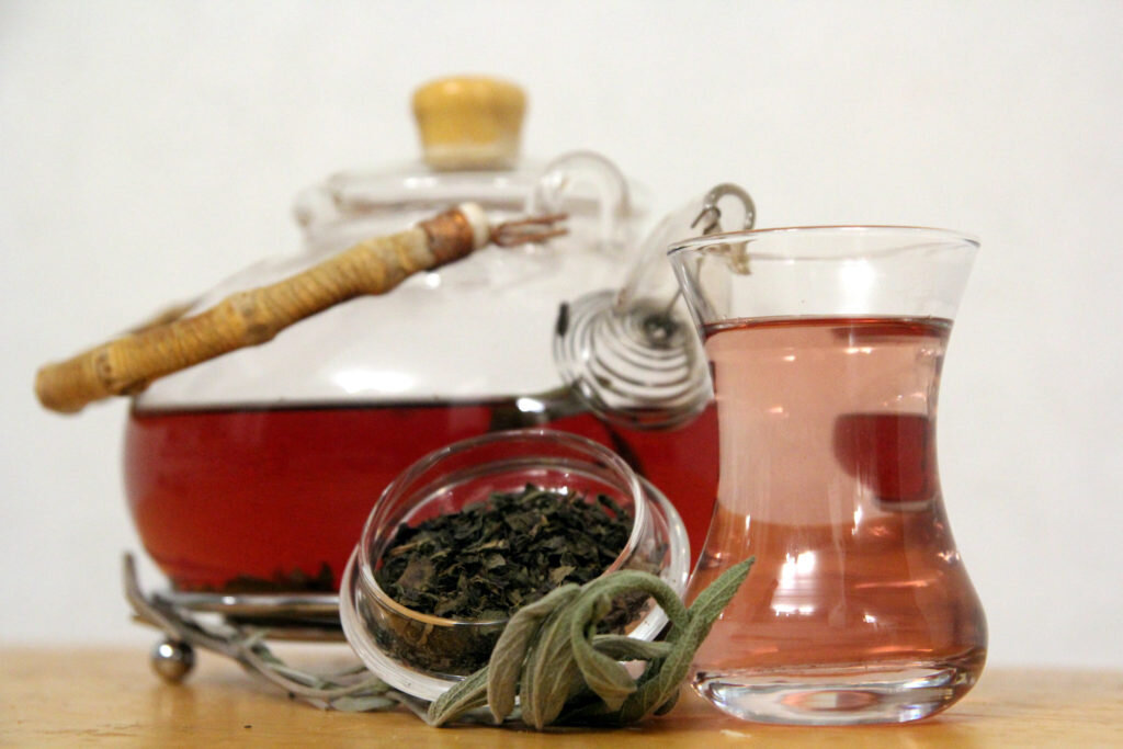 Порозовевший по неизвестным причинам настой иранского зеленого чая с шалфеем лекарственным. © Ольга Никандрова